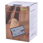 چراغ رومیزی طرح اردک مدل ZH-167 عمر باتری با روشنایی بالا حدود 16 ساعت و نور ملایم حدود 56 ساعت دارای 7 حالت نوردهی با رنگ های مختلف جذاب و زیبا، توان خروجی 0.5 وات قابلیت تنظیم زمان برای خاموش شدن خودکار، ایده‌ آل برای اتاق کودک، هدیه دادن، کنار تخت خواب و میز کار تامین انرژی از طریق باتری داخلی با ظرفیت 1200 میلی‌ آمپر ساعت و شارژ مجدد توسط درگاه تایپ سی و کابل همراه بدنه ساخته شده از متریال سیلیکون مرغوب و پلاستیک، منعطف و مقاوم در برابر آسیب های احتمالی همچون ضربه و فشار قابلیت کنترل لمسی و ضربه‌ ای برای روشن/خاموش شدن و تغییر نور با دکمه فیزیکی، امکان استفاده به عنوان هولدر رومیزی